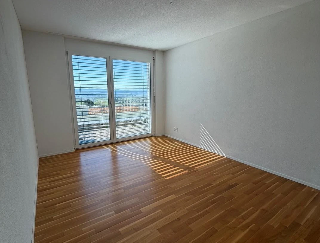 Leerer heller Raum mit Balkon- oder Terrassentür