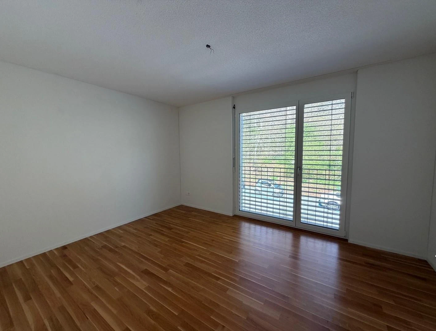 Leerer heller Raum mit Balkonfenster