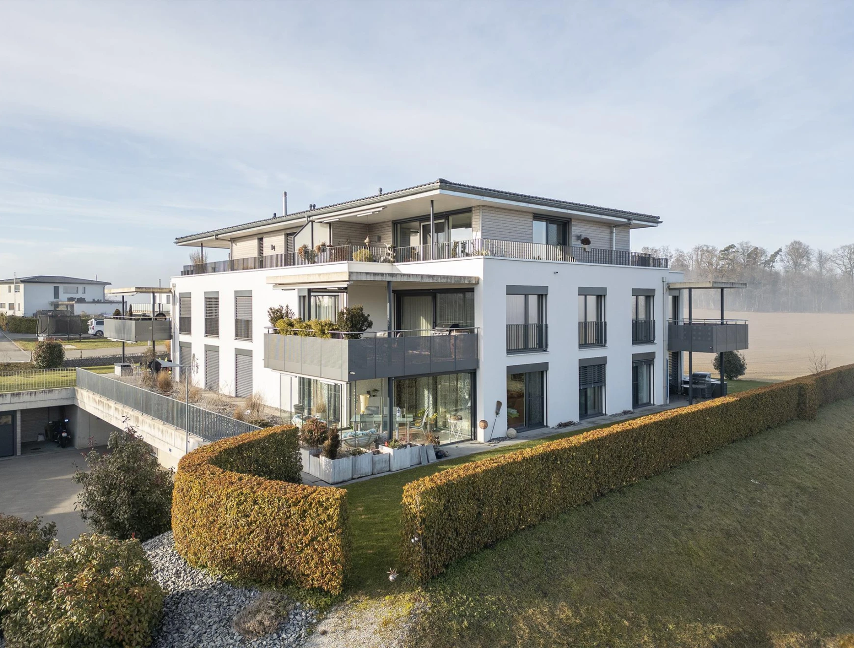 Moderne Villa mit großzügigen Balkonen