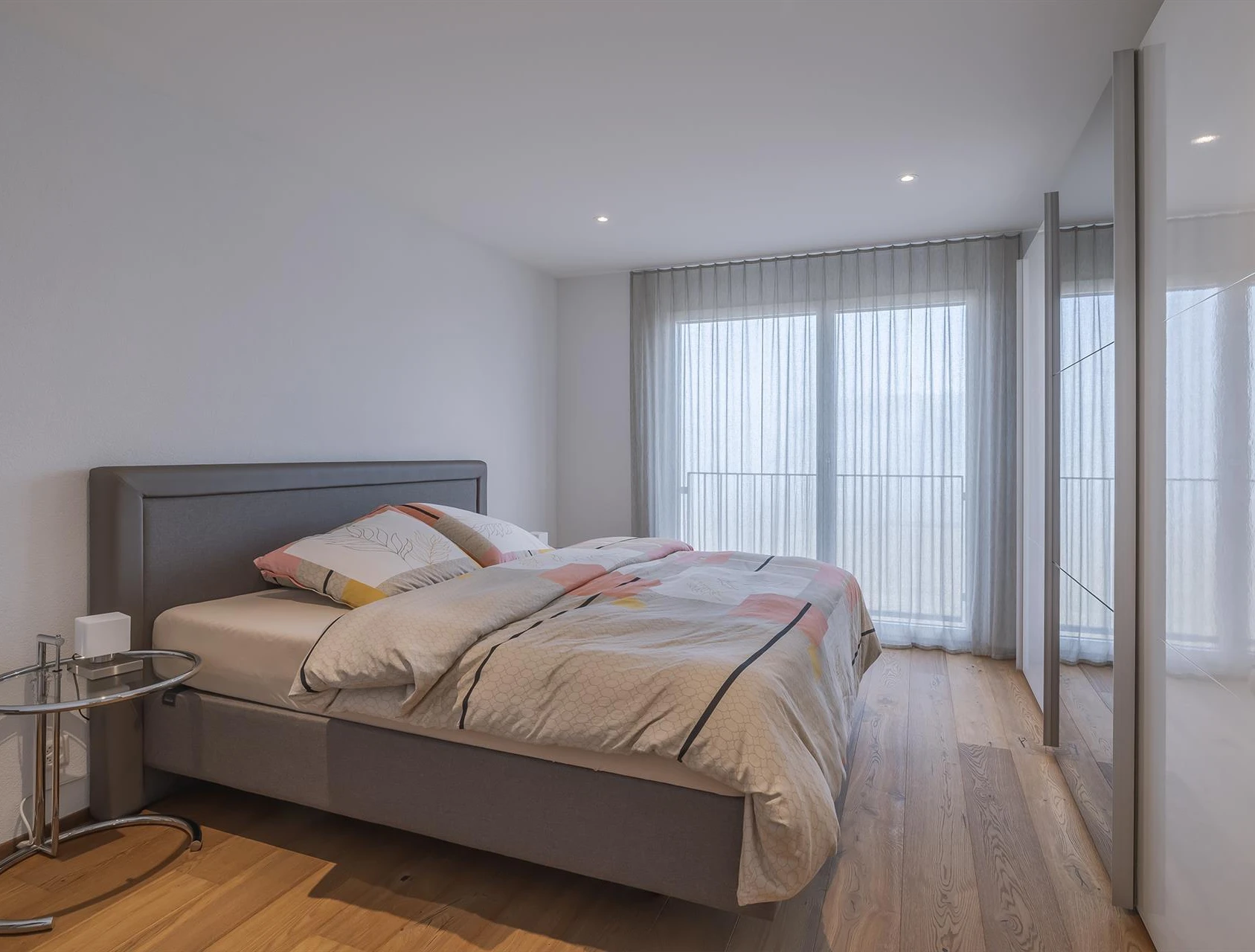 Helles Schlafzimmer mit großem Bett und Garderobenschrank