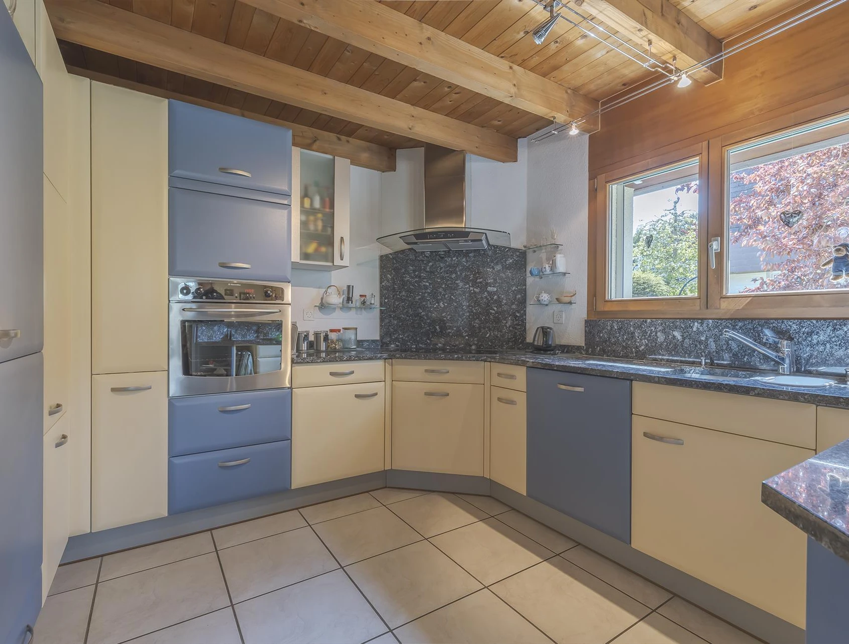 Küche mit Holzdecke und farbigen Fronten