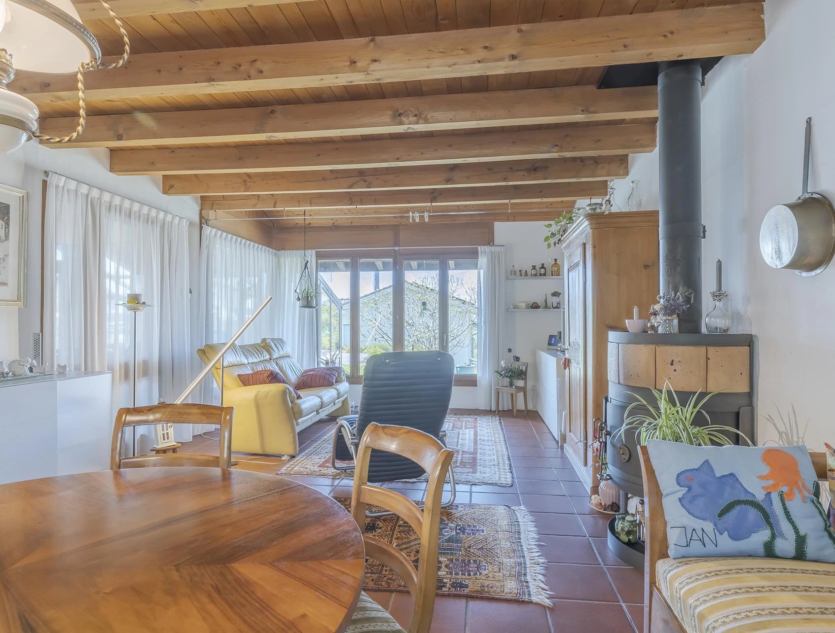 Gemütliches Wohnzimmer mit Holzdecke