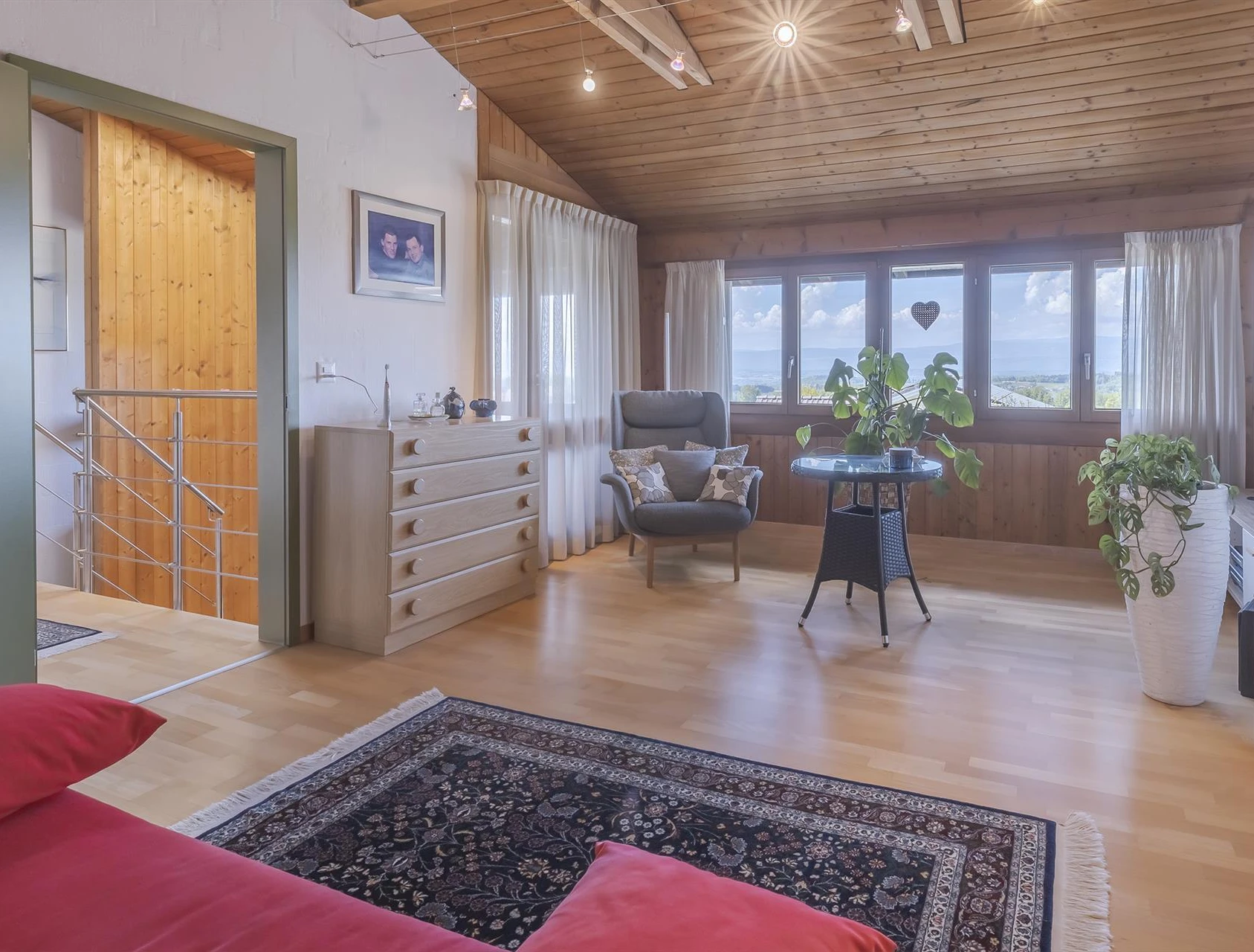 Heller Wohnraum mit Holzdecke und Panoramafenstern