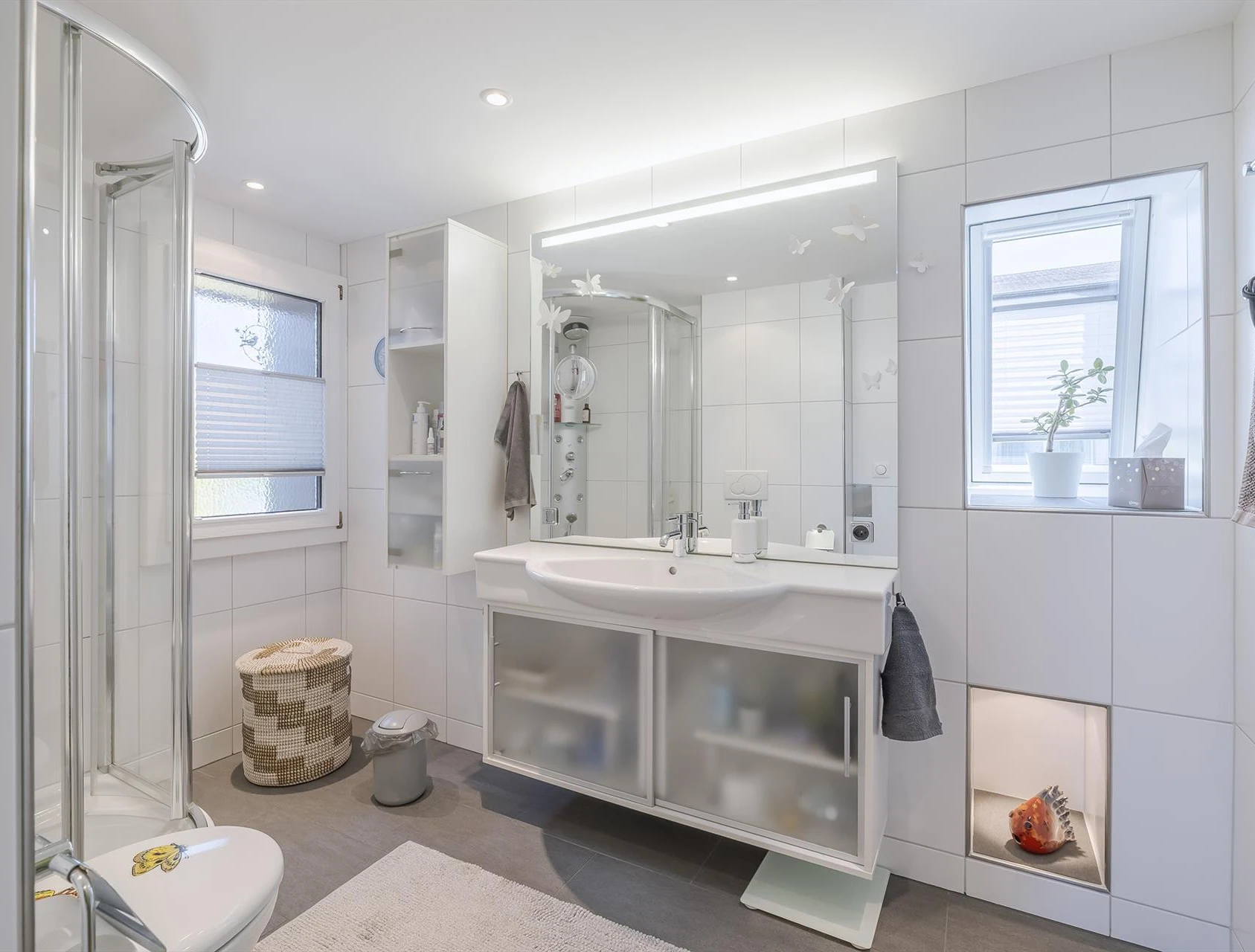 Modernes Badezimmer mit Dusche und Waschtisch