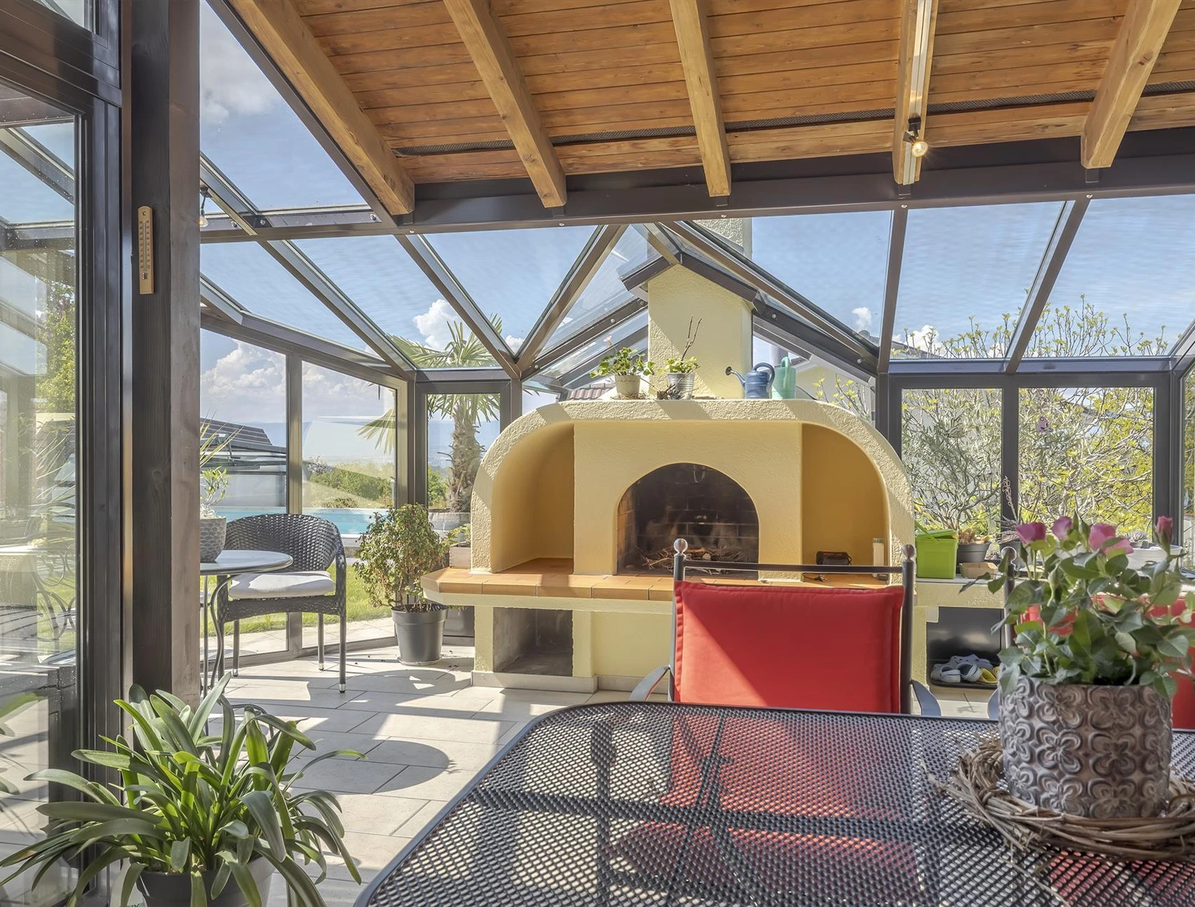 Überdachte Terrasse mit Außenkamin