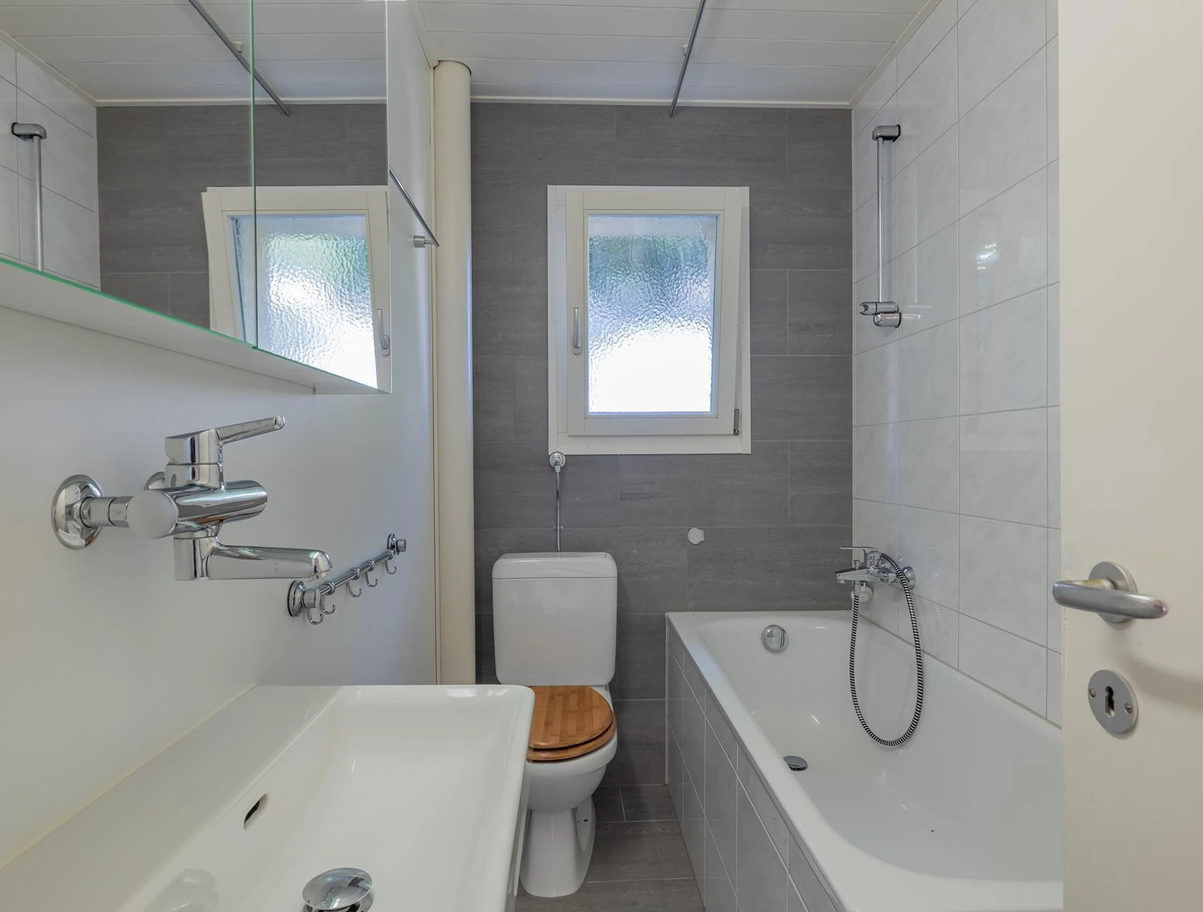 Badezimmer mit Wanne und WC