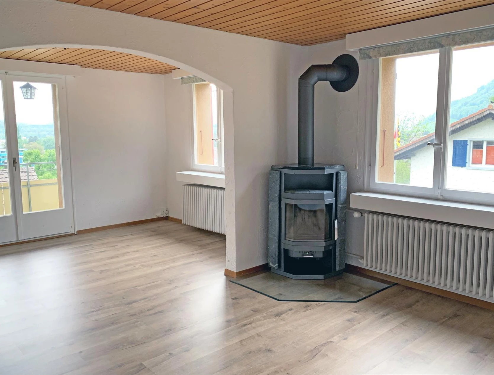 Wohnraum mit Kaminofen und Blick nach draußen