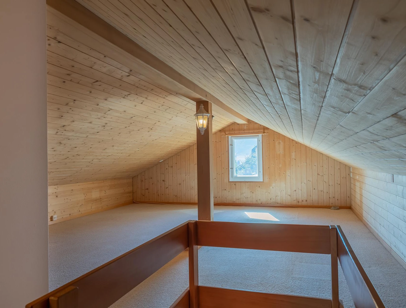Ausgebauter Dachboden mit Holzverkleidung