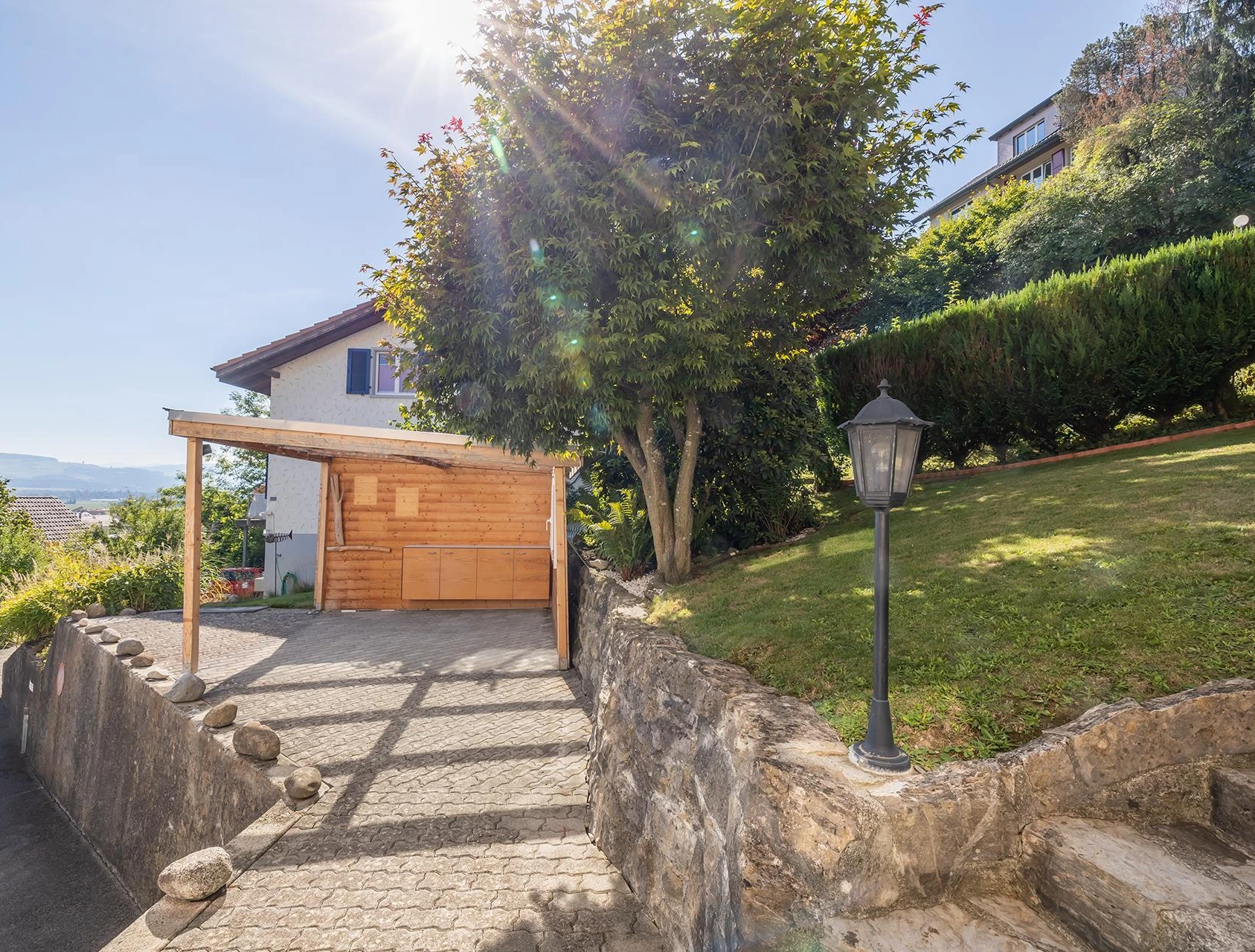 Außenansicht eines gepflegten Wohnhauses mit Gartenzufahrt