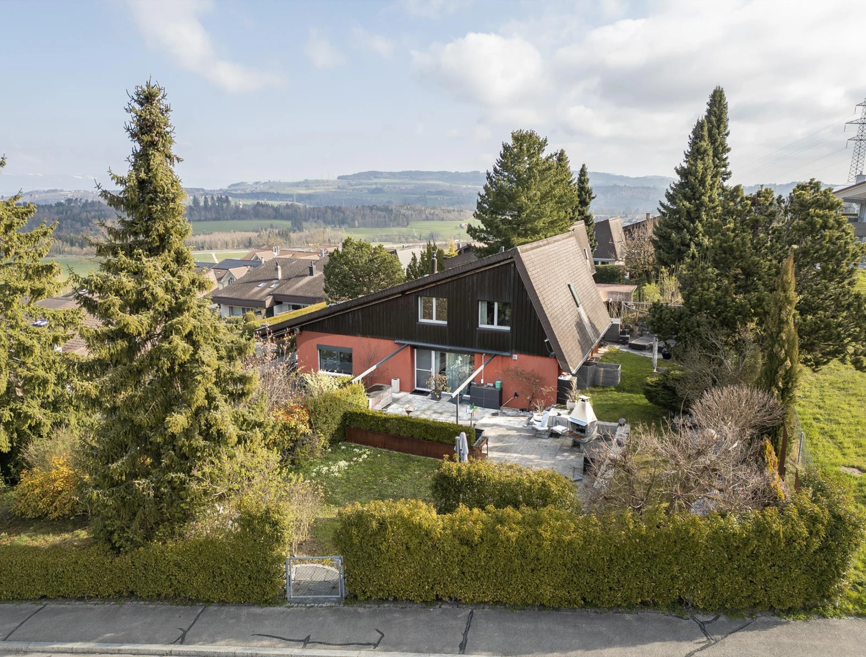 Haus mit Garten und Bergblick