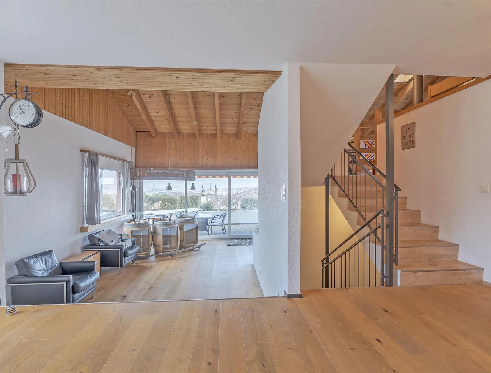 Offener Wohnbereich mit Treppe und Terrasse