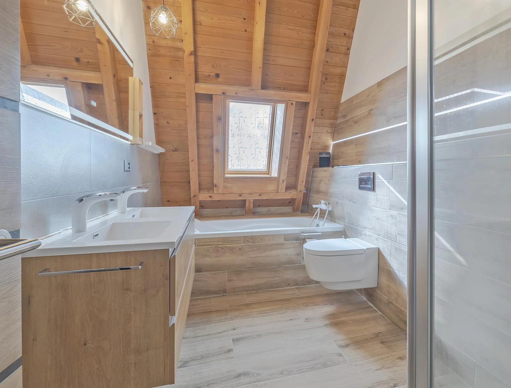 Modernes Badezimmer mit Holzverkleidung und Badewanne