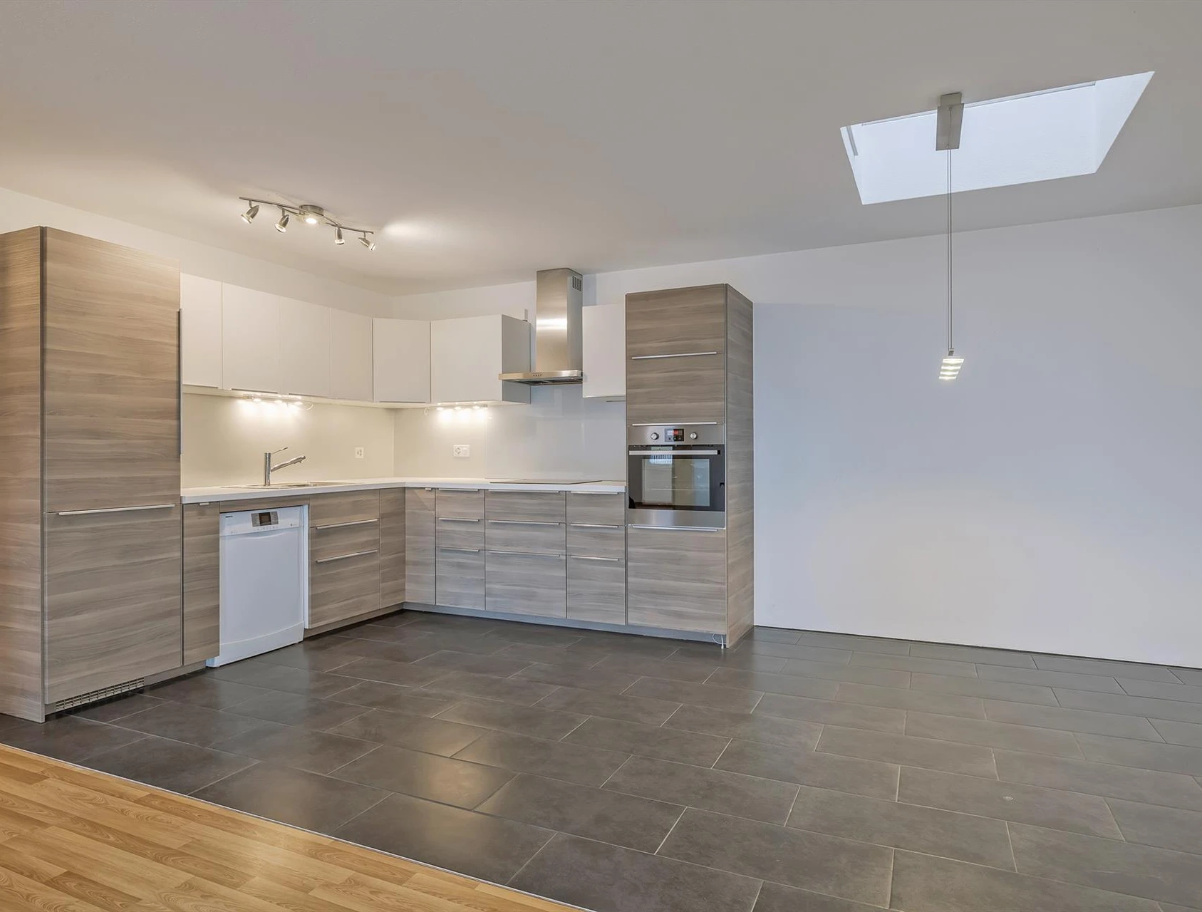 Moderne offene Küche mit Dachfenster