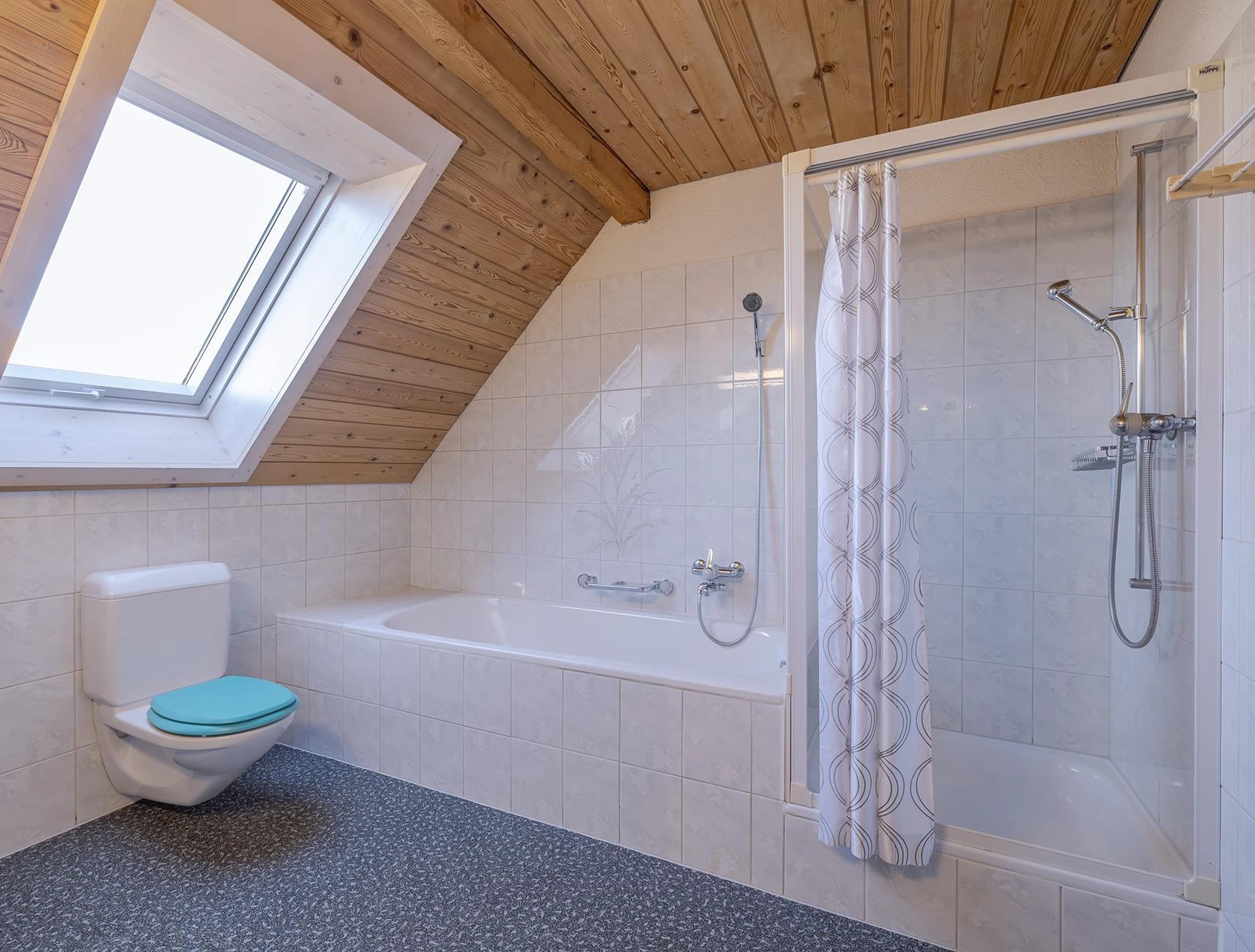 Dachgeschossbad mit Badewanne, Dusche und WC