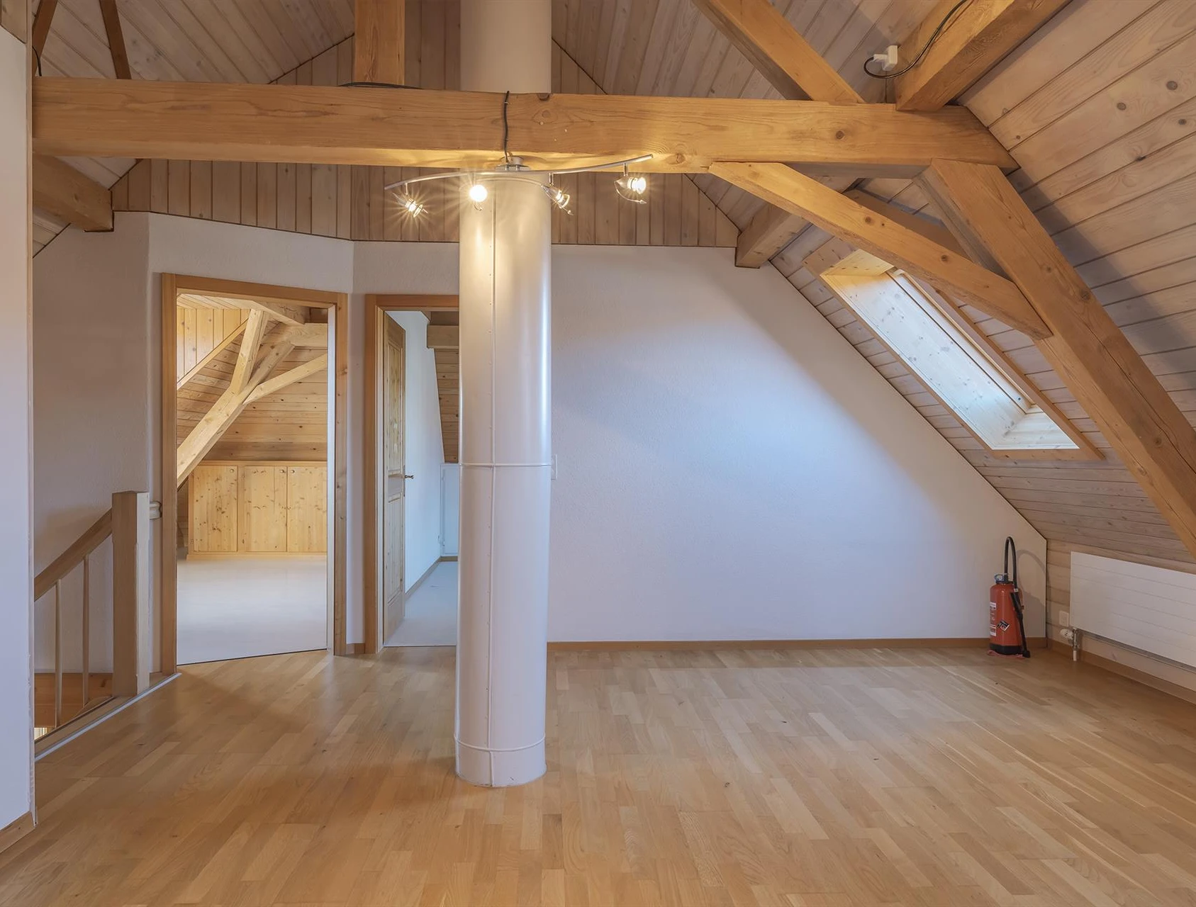 Ausgebauter Dachraum mit sichtbaren Holzbalken