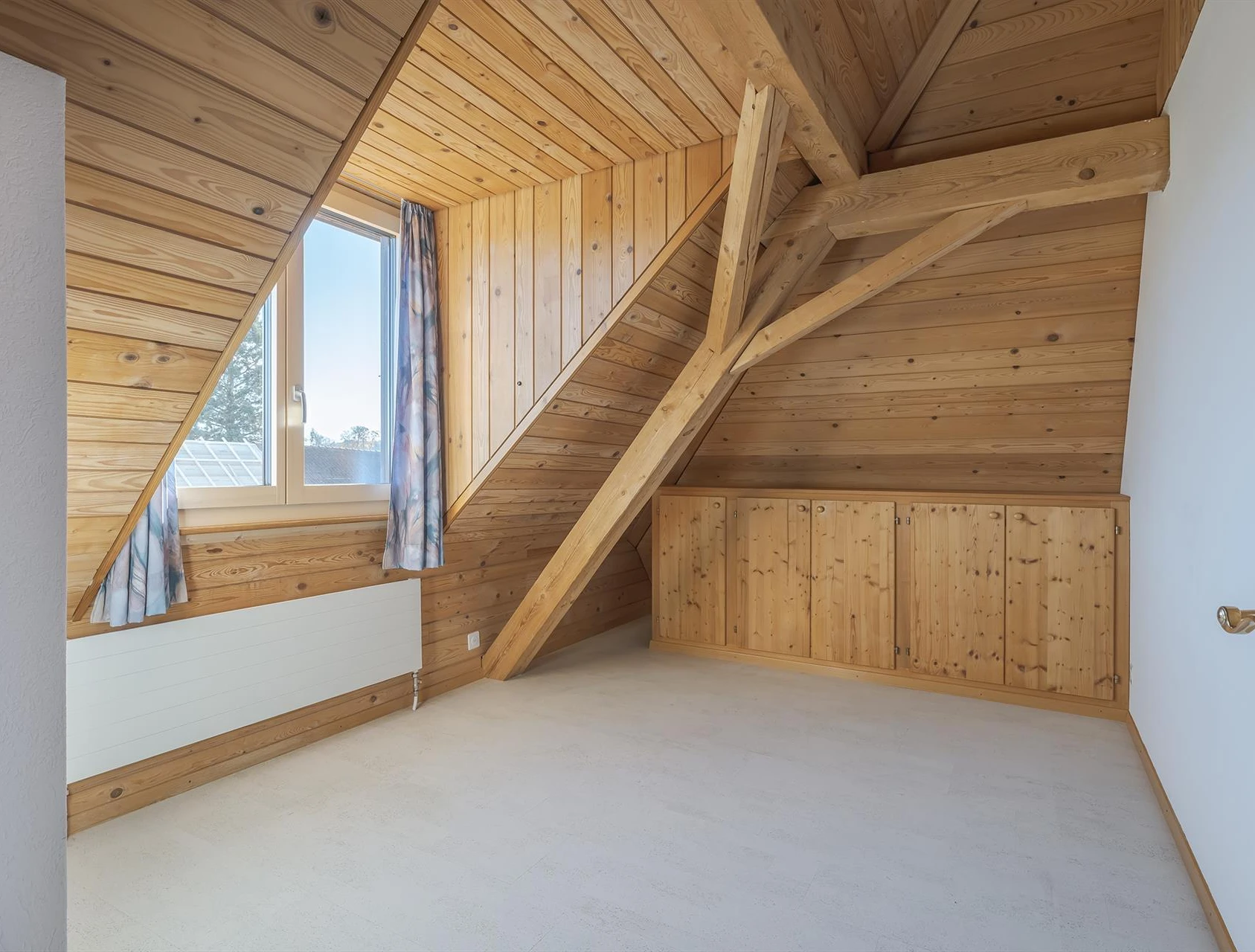 Dachzimmer mit Holzverkleidung