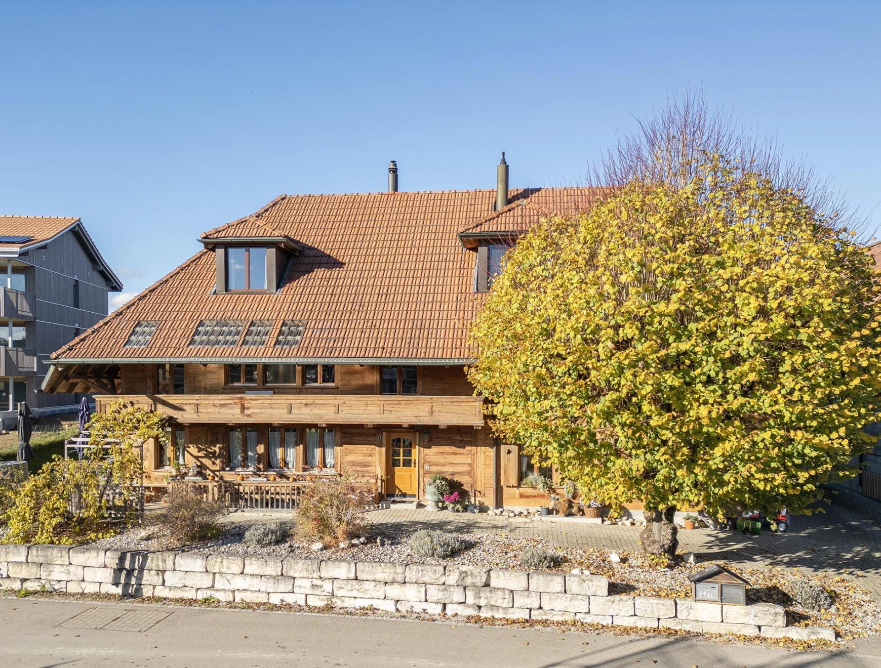 Rustikales Holzhaus mit großem Satteldach