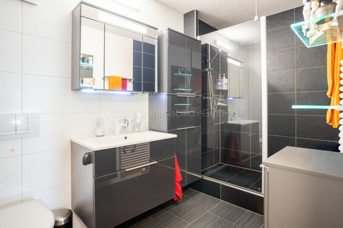 Modernes Badezimmer mit dunklen Fliesen