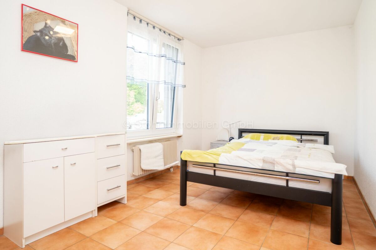 Einfaches Schlafzimmer mit Tageslicht