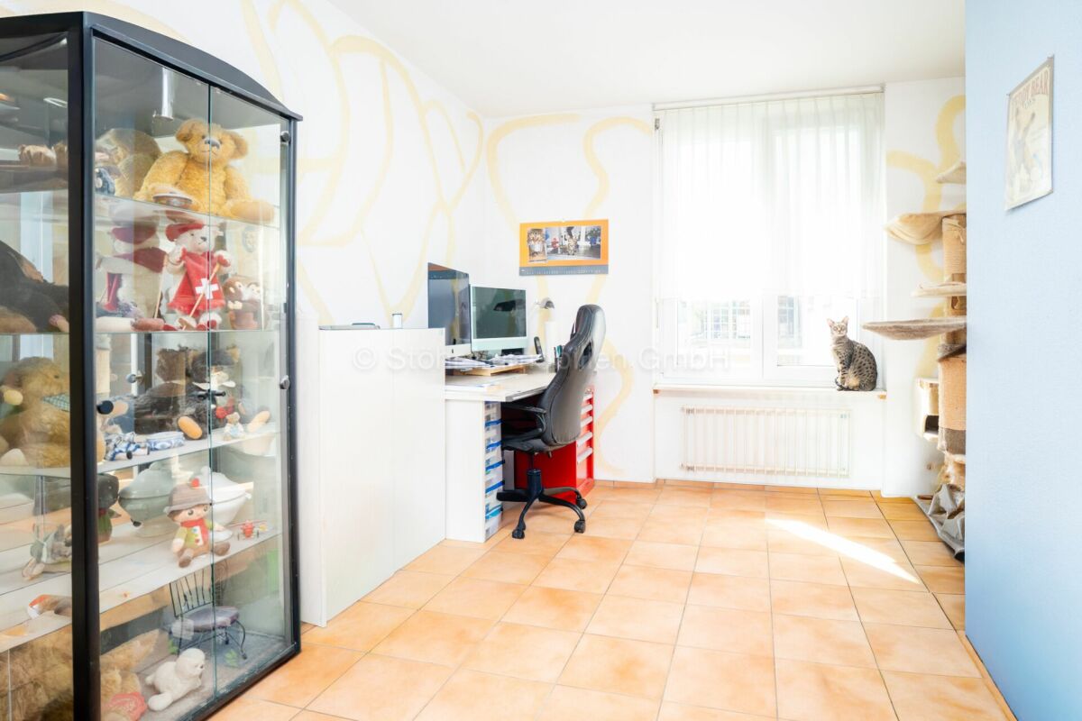 Heller Raum mit Arbeitsbereich und Katzenmöbeln