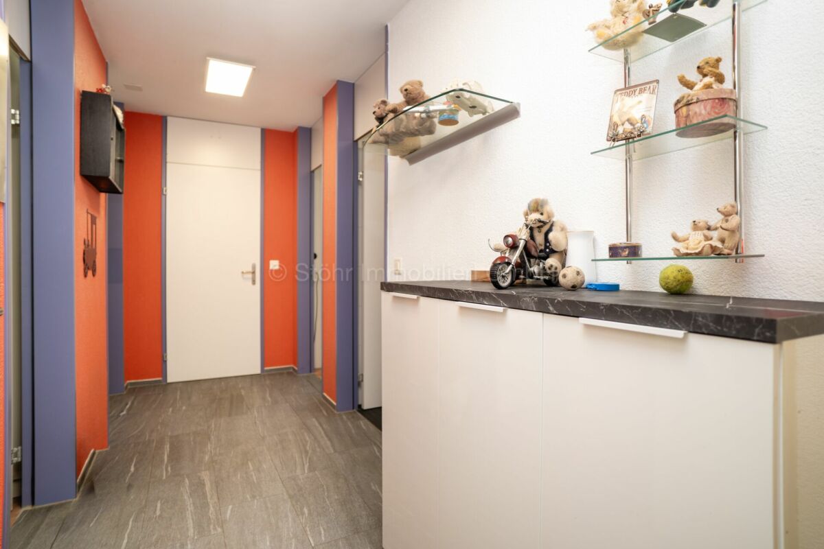 Bunter Flur mit Dekoschrank