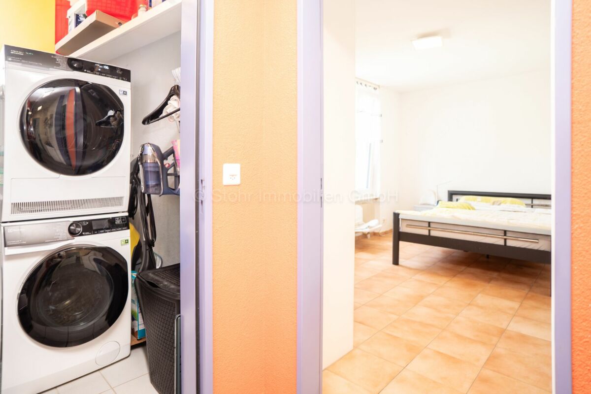 Hauswirtschaftsbereich mit Blick ins Schlafzimmer