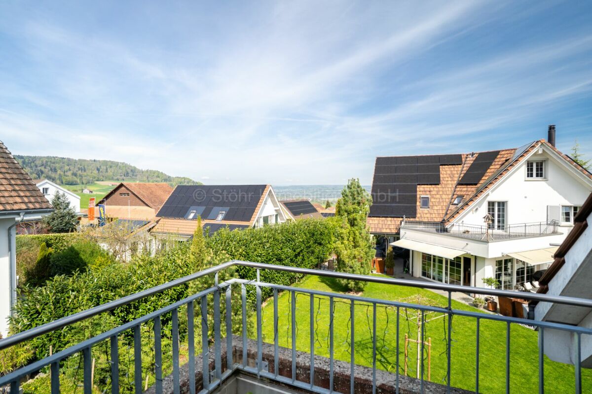 Balkonblick auf Garten und Nachbarschaft