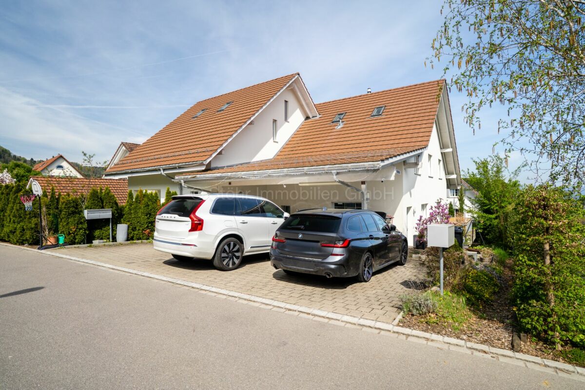 Wohnhaus mit Doppelcarport und Einfahrt
