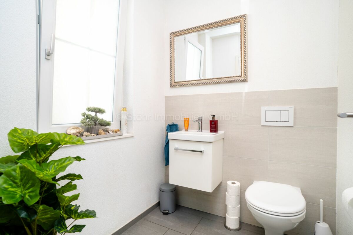Gäste-WC mit Wandwaschbecken