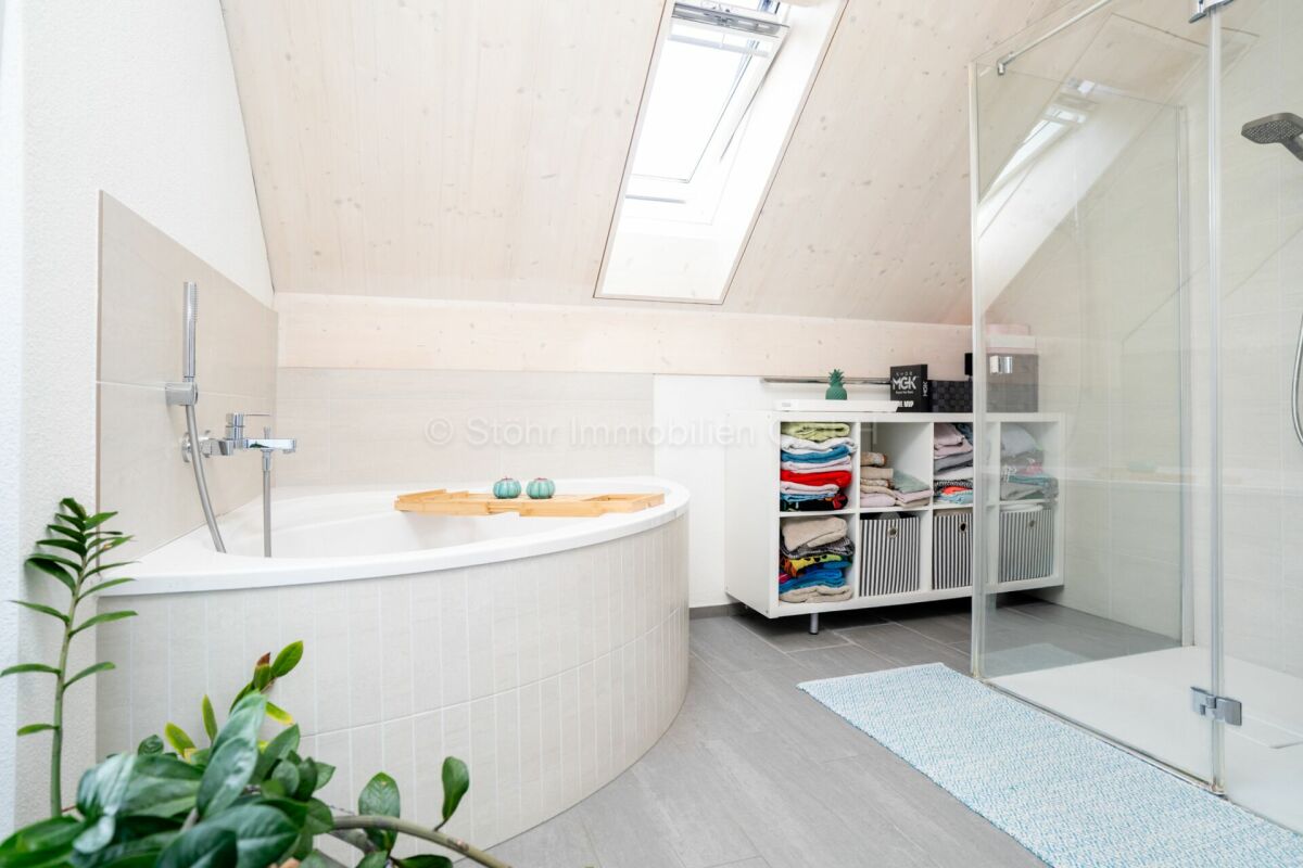 Helles Dachbad mit Badewanne und Walk-in-Dusche