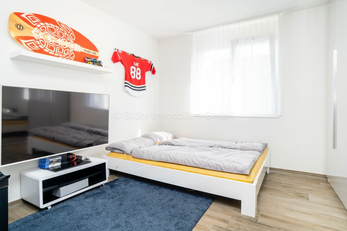Modernes Jugendzimmer mit Bett und TV