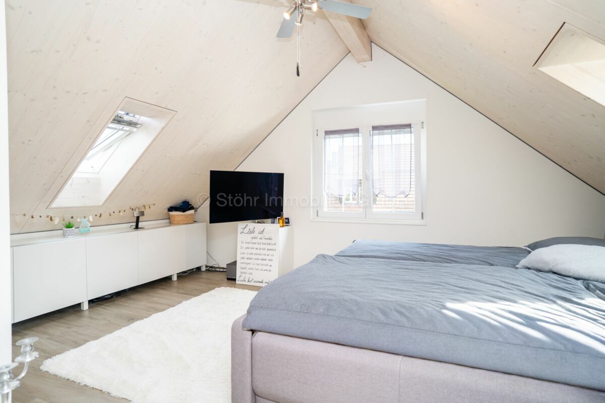 Dachgeschoss-Schlafzimmer mit Satteldach