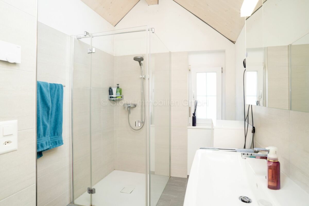 Modernes Badezimmer mit bodengleicher Dusche und Dachschräge