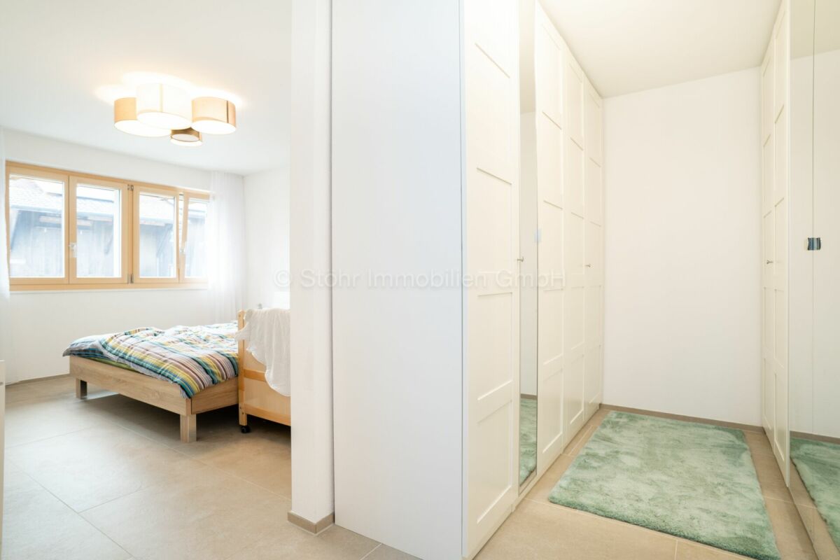 Helles Schlafzimmer mit Ankleidebereich