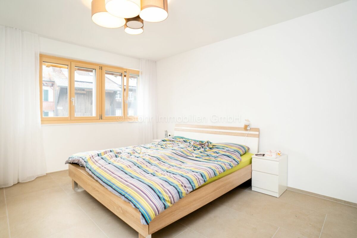 Helles Schlafzimmer mit Doppelbett