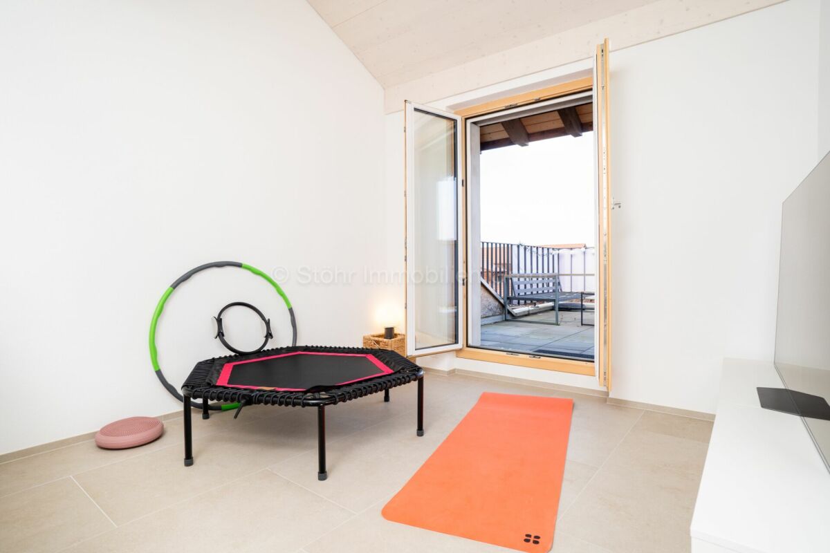 Heller Raum mit Zugang zur Terrasse