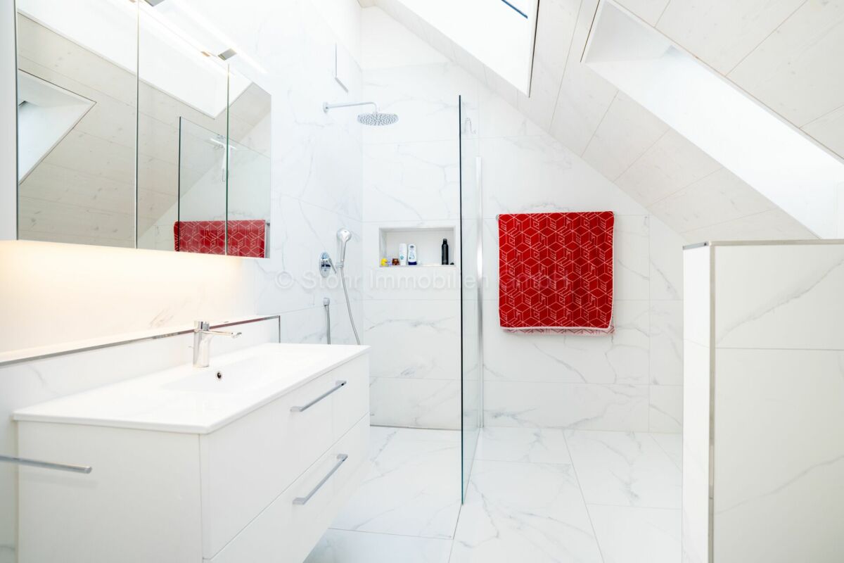 Modernes Badezimmer mit Dachschräge und Walk-in-Dusche