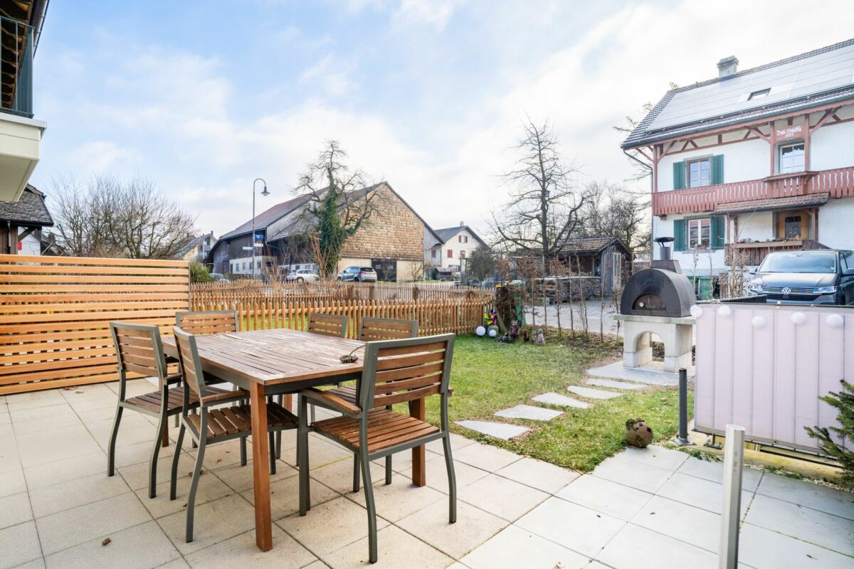 Terrasse mit Essbereich und Garten