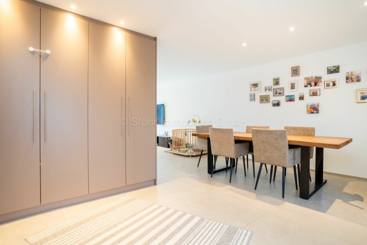 Moderner Essbereich mit Einbauschrank