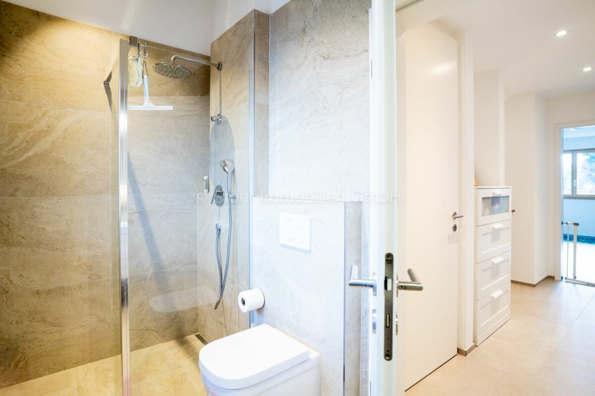 Modernes Badezimmer mit angrenzendem Flur
