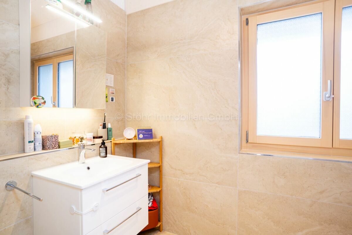 Helles Badezimmer mit Waschbecken und Fenster