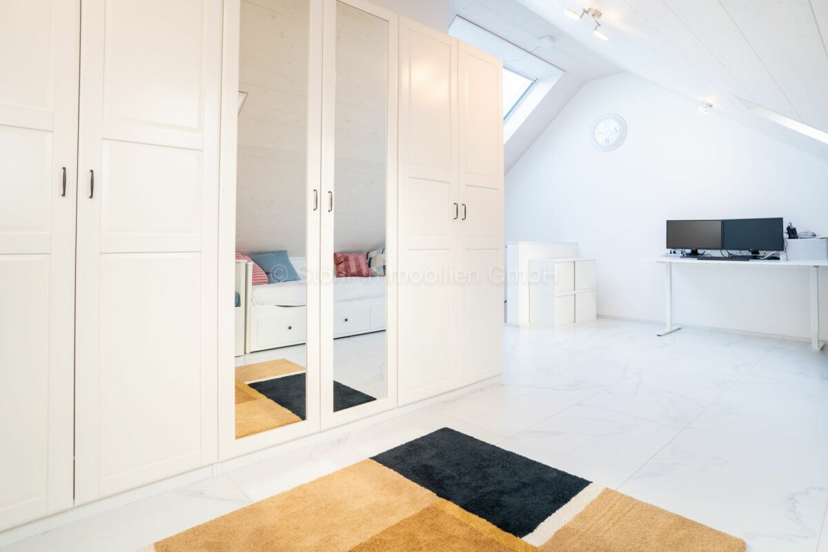 Helles Dachzimmer mit Einbauschränken