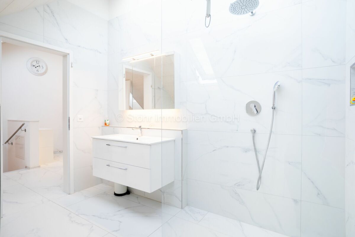 Modernes Badezimmer mit begehbarer Dusche und Waschtisch