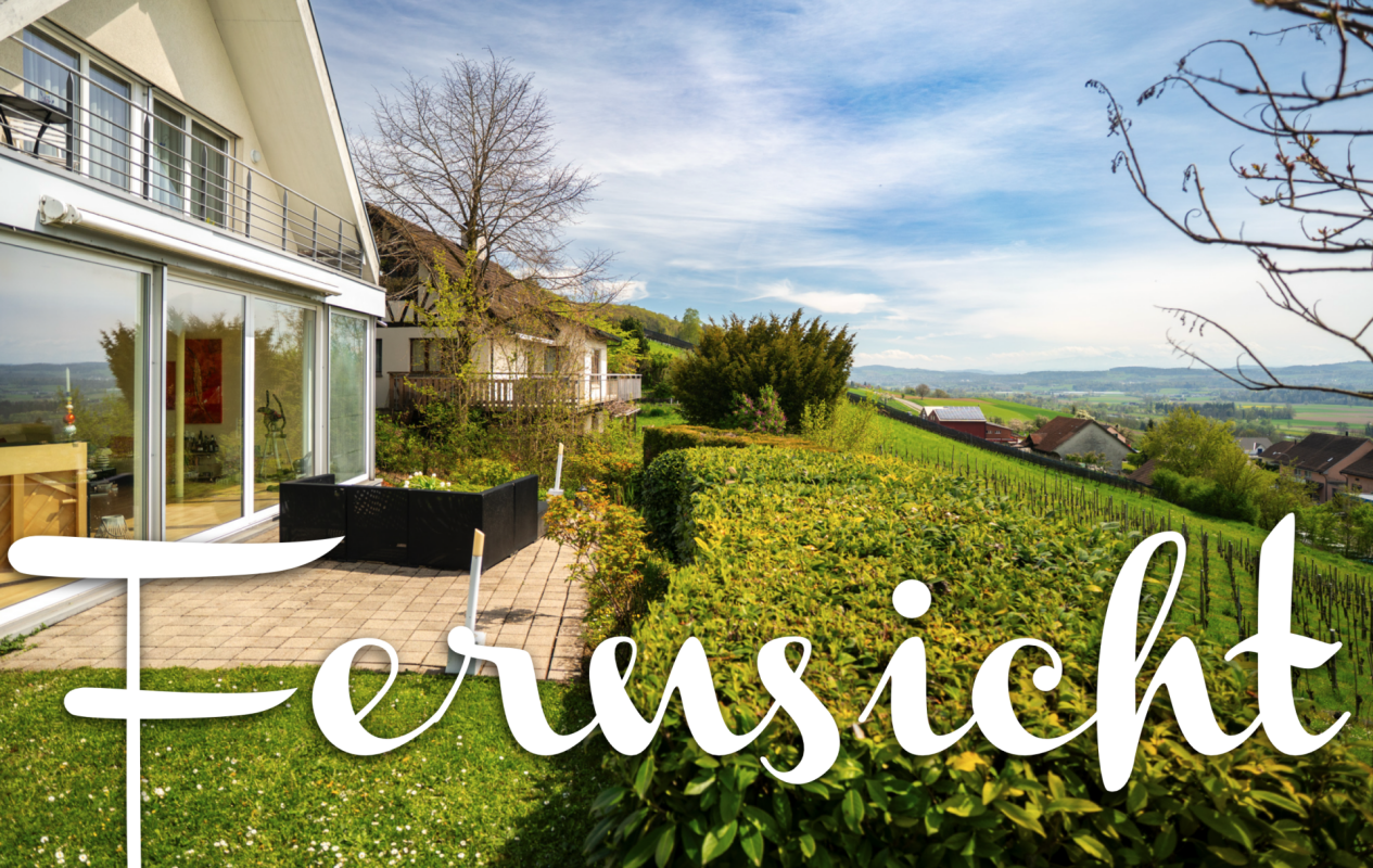 Garten- und Terrassenblick mit Gebäudefassade