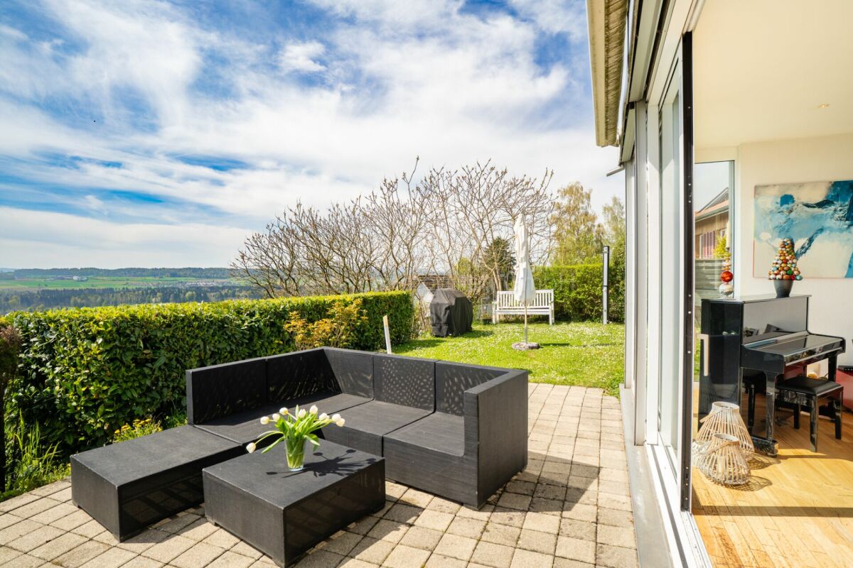 Terrasse mit Garten und Innenraumblick
