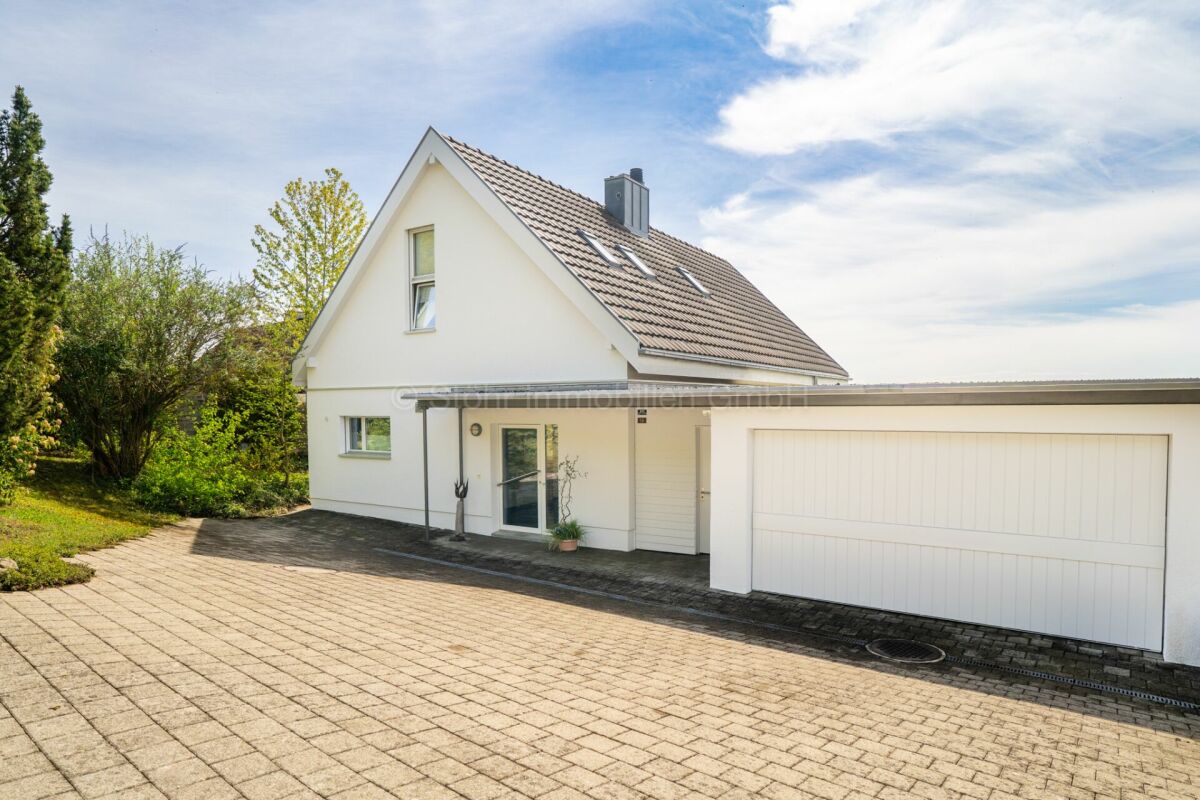 Einfamilienhaus mit Garage und gepflasterter Zufahrt
