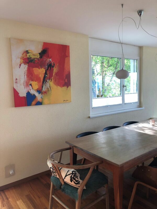 Heller Essbereich mit großem Fenster