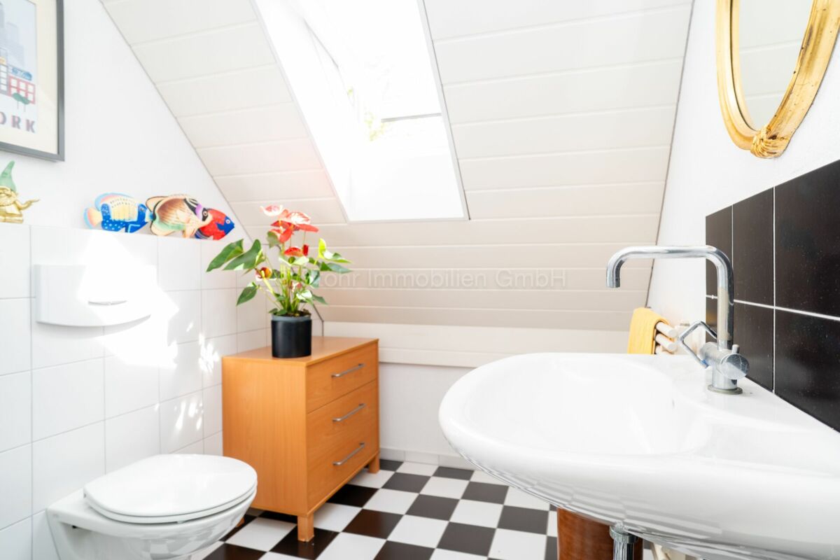 Kleines Badezimmer mit Dachfenster