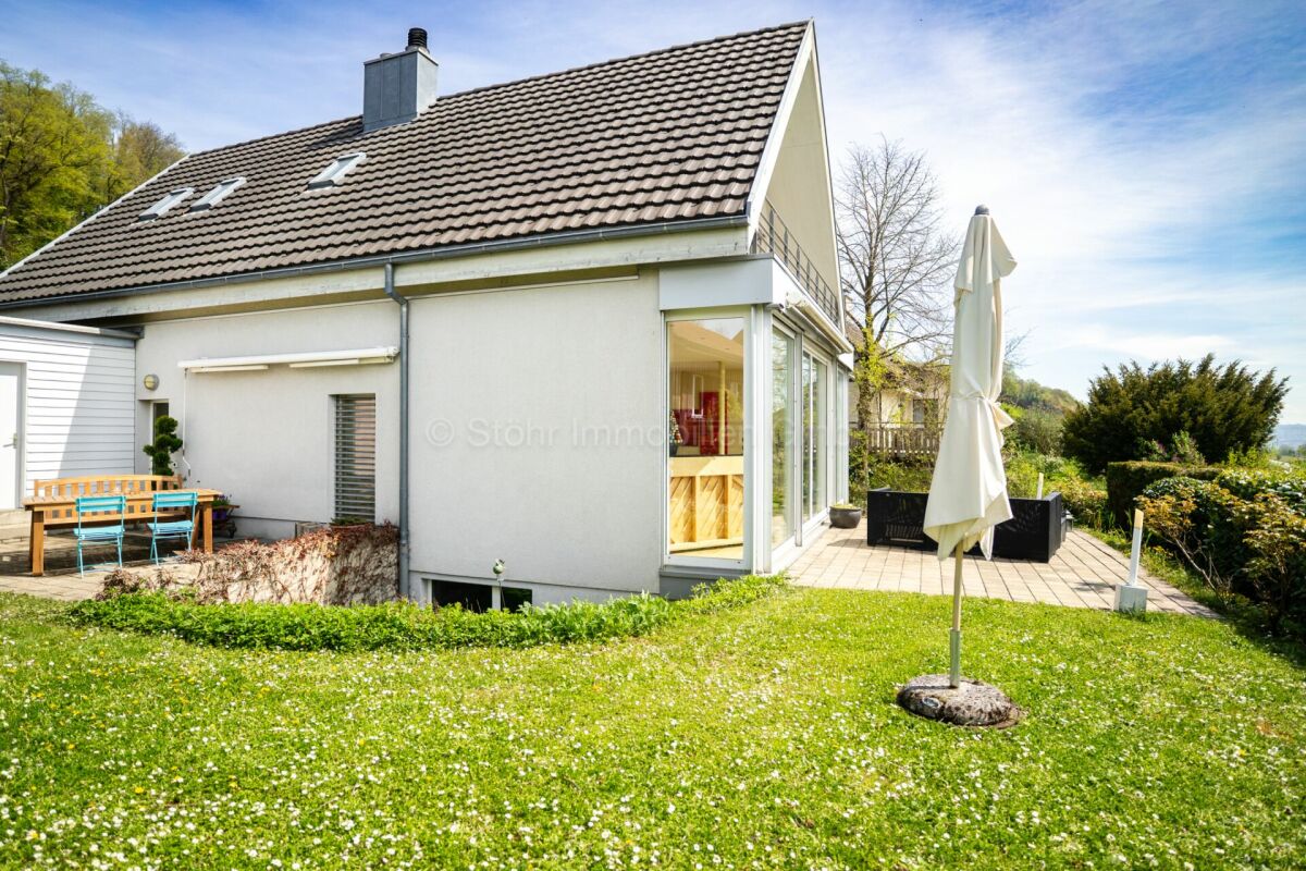 Gartenansicht eines Einfamilienhauses mit Terrasse