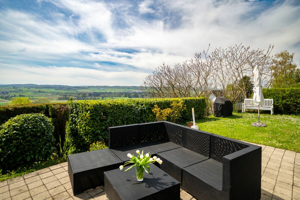 Terrasse mit Gartenlounge und Panoramablick